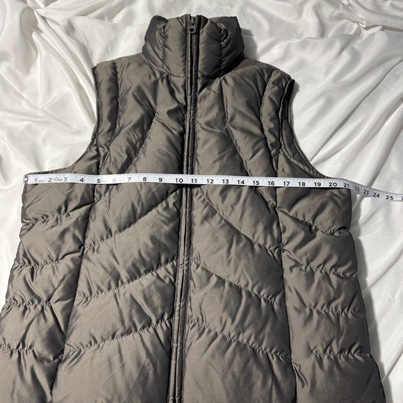 True Character 90% Goose Down 10% Goose Feather Vest Shiny Grey-Taupe Size Large - Picture 12 of 15